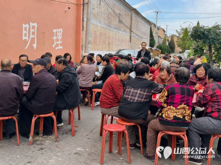重阳敬老情公益暖乡村----潞城区正能量公益协会组织志愿者在史迴镇郭家堡村开展重阳敬老慰问志愿服务活动和老人们一起过节 - 第11张