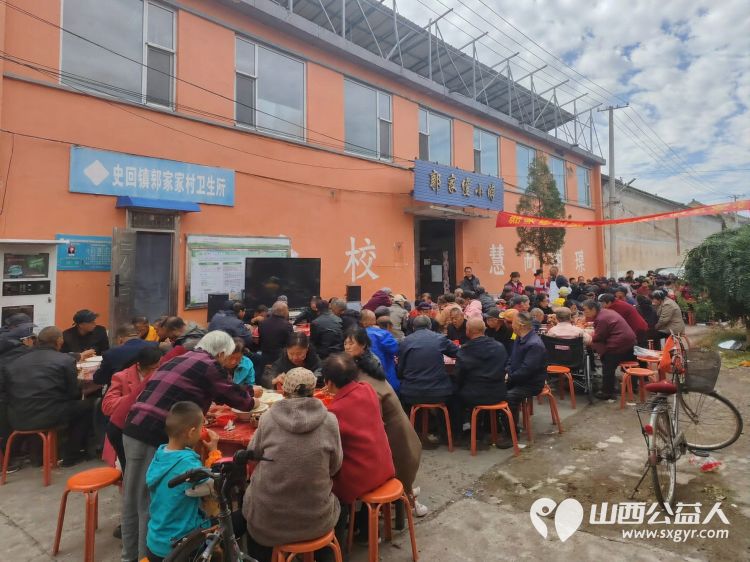 重阳敬老情公益暖乡村----潞城区正能量公益协会组织志愿者在史迴镇郭家堡村开展重阳敬老慰问志愿服务活动和老人们一起过节 - 第9张