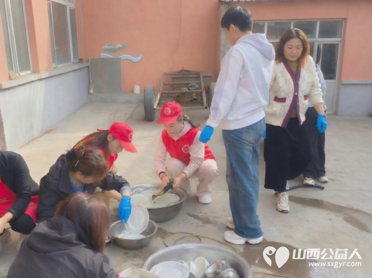 重阳敬老情公益暖乡村----潞城区正能量公益协会组织志愿者在史迴镇郭家堡村开展重阳敬老慰问志愿服务活动和老人们一起过节 - 第7张