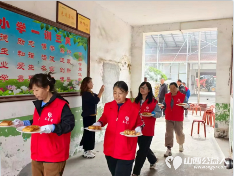 重阳敬老情公益暖乡村----潞城区正能量公益协会组织志愿者在史迴镇郭家堡村开展重阳敬老慰问志愿服务活动和老人们一起过节 - 第5张
