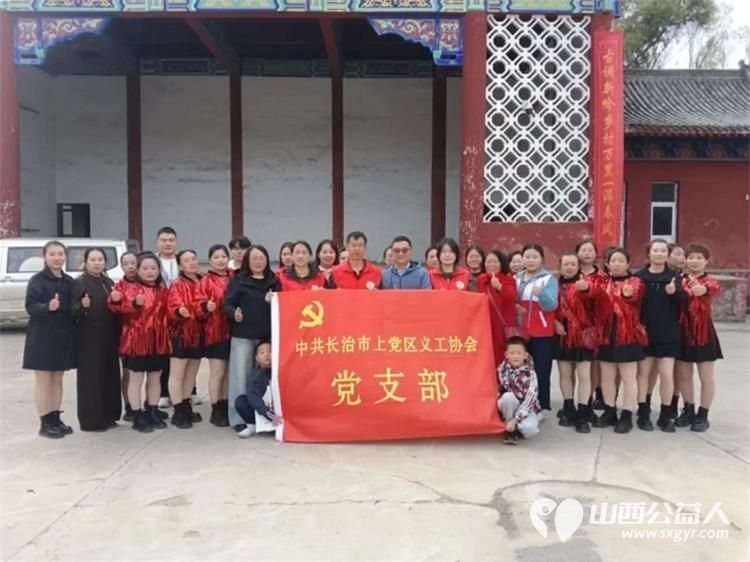 金秋送爽丹桂飘香----九九重阳节上党区义工协会联合上党区红十字会走进西火镇庄子河村开展重阳便民志愿服务活动志愿者耐心细致地为老年群众修剪头发让老人们享受到免费理发服务 - 第1张 - 山西公益人 金秋送爽丹桂飘香----九九重阳节上党区义工协会联合上党区红十字会走进西火镇庄子河村开展重阳便民志愿服务活动志愿者耐心细致地为老年群众修剪头发让老人们享受到免费理发服务 - 第1张