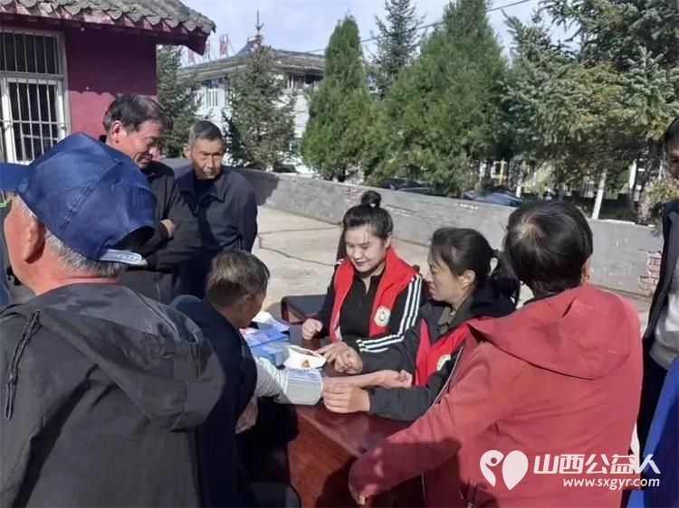 金秋送爽丹桂飘香----九九重阳节上党区义工协会联合上党区红十字会走进西火镇庄子河村开展重阳便民志愿服务活动志愿者耐心细致地为老年群众修剪头发让老人们享受到免费理发服务 - 第11张 - 山西公益人 金秋送爽丹桂飘香----九九重阳节上党区义工协会联合上党区红十字会走进西火镇庄子河村开展重阳便民志愿服务活动志愿者耐心细致地为老年群众修剪头发让老人们享受到免费理发服务 - 第11张