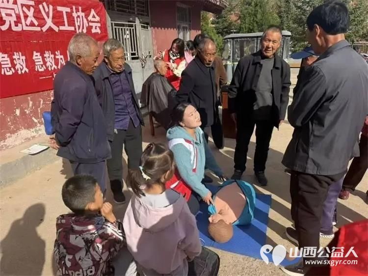 金秋送爽丹桂飘香----九九重阳节上党区义工协会联合上党区红十字会走进西火镇庄子河村开展重阳便民志愿服务活动志愿者耐心细致地为老年群众修剪头发让老人们享受到免费理发服务 - 第6张 - 山西公益人 金秋送爽丹桂飘香----九九重阳节上党区义工协会联合上党区红十字会走进西火镇庄子河村开展重阳便民志愿服务活动志愿者耐心细致地为老年群众修剪头发让老人们享受到免费理发服务 - 第6张