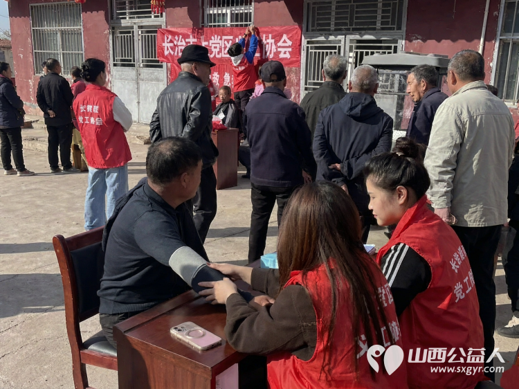 金秋送爽丹桂飘香----九九重阳节上党区义工协会联合上党区红十字会走进西火镇庄子河村开展重阳便民志愿服务活动志愿者耐心细致地为老年群众修剪头发让老人们享受到免费理发服务 - 第8张 - 山西公益人 金秋送爽丹桂飘香----九九重阳节上党区义工协会联合上党区红十字会走进西火镇庄子河村开展重阳便民志愿服务活动志愿者耐心细致地为老年群众修剪头发让老人们享受到免费理发服务 - 第8张