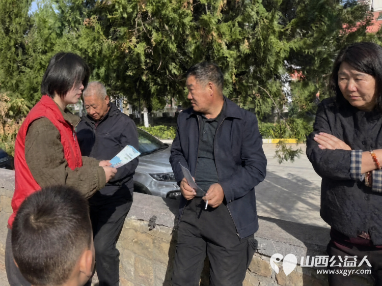 金秋送爽丹桂飘香----九九重阳节上党区义工协会联合上党区红十字会走进西火镇庄子河村开展重阳便民志愿服务活动志愿者耐心细致地为老年群众修剪头发让老人们享受到免费理发服务 - 第5张 - 山西公益人 金秋送爽丹桂飘香----九九重阳节上党区义工协会联合上党区红十字会走进西火镇庄子河村开展重阳便民志愿服务活动志愿者耐心细致地为老年群众修剪头发让老人们享受到免费理发服务 - 第5张