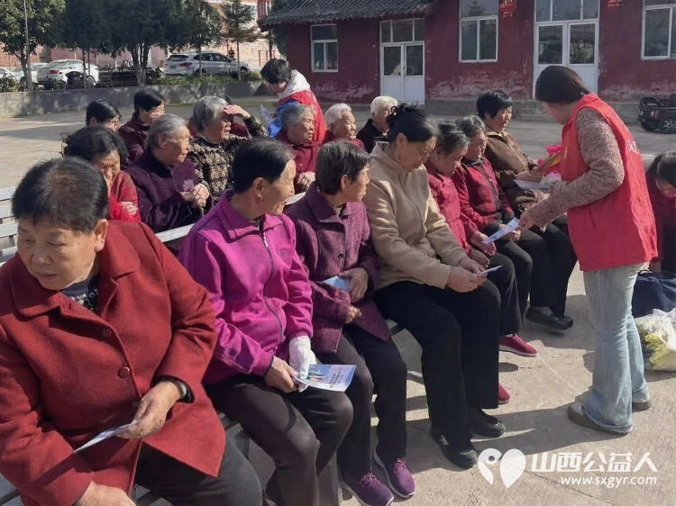 金秋送爽丹桂飘香----九九重阳节上党区义工协会联合上党区红十字会走进西火镇庄子河村开展重阳便民志愿服务活动志愿者耐心细致地为老年群众修剪头发让老人们享受到免费理发服务 - 第7张 - 山西公益人 金秋送爽丹桂飘香----九九重阳节上党区义工协会联合上党区红十字会走进西火镇庄子河村开展重阳便民志愿服务活动志愿者耐心细致地为老年群众修剪头发让老人们享受到免费理发服务 - 第7张