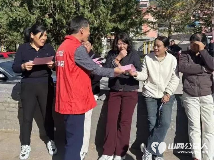 金秋送爽丹桂飘香----九九重阳节上党区义工协会联合上党区红十字会走进西火镇庄子河村开展重阳便民志愿服务活动志愿者耐心细致地为老年群众修剪头发让老人们享受到免费理发服务 - 第10张 - 山西公益人 金秋送爽丹桂飘香----九九重阳节上党区义工协会联合上党区红十字会走进西火镇庄子河村开展重阳便民志愿服务活动志愿者耐心细致地为老年群众修剪头发让老人们享受到免费理发服务 - 第10张