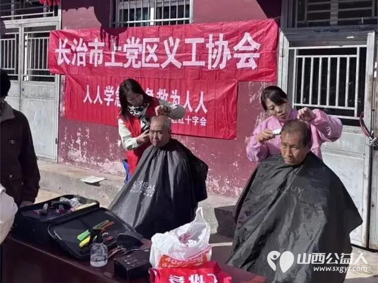 金秋送爽丹桂飘香----九九重阳节上党区义工协会联合上党区红十字会走进西火镇庄子河村开展重阳便民志愿服务活动志愿者耐心细致地为老年群众修剪头发让老人们享受到免费理发服务 - 第3张 - 山西公益人 金秋送爽丹桂飘香----九九重阳节上党区义工协会联合上党区红十字会走进西火镇庄子河村开展重阳便民志愿服务活动志愿者耐心细致地为老年群众修剪头发让老人们享受到免费理发服务 - 第3张