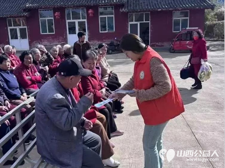 金秋送爽丹桂飘香----九九重阳节上党区义工协会联合上党区红十字会走进西火镇庄子河村开展重阳便民志愿服务活动志愿者耐心细致地为老年群众修剪头发让老人们享受到免费理发服务 - 第9张 - 山西公益人 金秋送爽丹桂飘香----九九重阳节上党区义工协会联合上党区红十字会走进西火镇庄子河村开展重阳便民志愿服务活动志愿者耐心细致地为老年群众修剪头发让老人们享受到免费理发服务 - 第9张