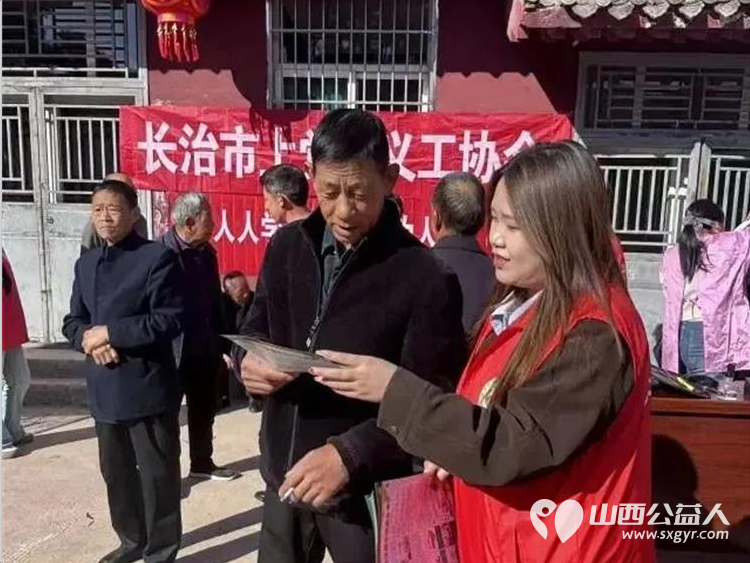 金秋送爽丹桂飘香----九九重阳节上党区义工协会联合上党区红十字会走进西火镇庄子河村开展重阳便民志愿服务活动志愿者耐心细致地为老年群众修剪头发让老人们享受到免费理发服务 - 第4张 - 山西公益人 金秋送爽丹桂飘香----九九重阳节上党区义工协会联合上党区红十字会走进西火镇庄子河村开展重阳便民志愿服务活动志愿者耐心细致地为老年群众修剪头发让老人们享受到免费理发服务 - 第4张