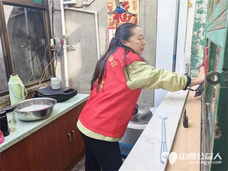 介休市敬老协会孝善行之敬老爱老助老活动----志愿者走进张兰镇张村入户探访81岁张升雨老人家为老人擦玻璃打扫室内外卫生刷洗锅碗瓢盆做饭包饺子 - 第10张