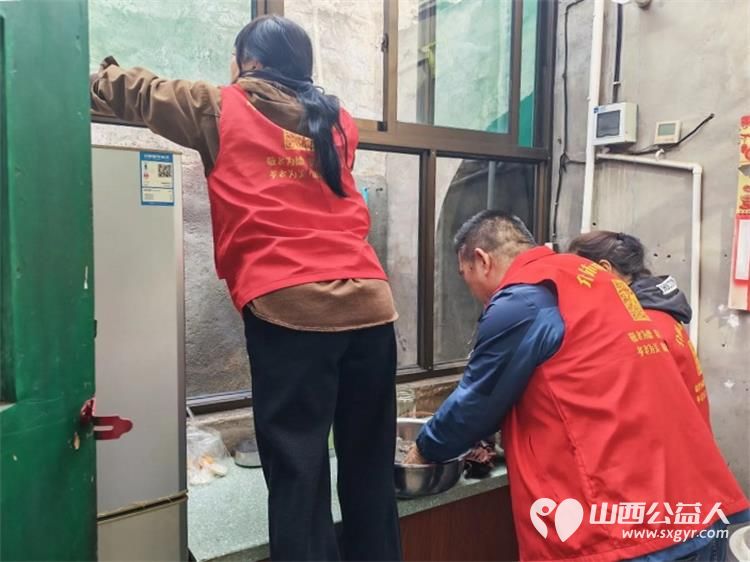 介休市敬老协会孝善行之敬老爱老助老活动----志愿者走进张兰镇张村入户探访81岁张升雨老人家为老人擦玻璃打扫室内外卫生刷洗锅碗瓢盆做饭包饺子 - 第5张