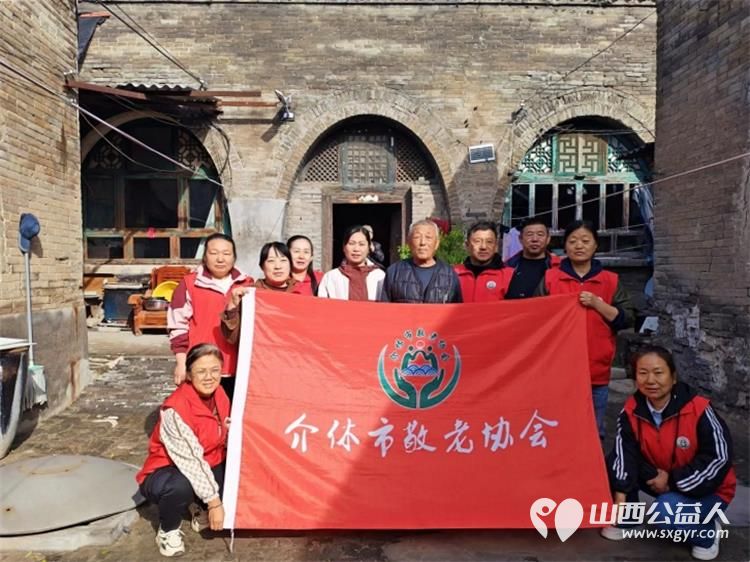 介休市敬老协会孝善行之敬老爱老助老活动----志愿者走进张兰镇张村入户探访81岁张升雨老人家为老人擦玻璃打扫室内外卫生刷洗锅碗瓢盆做饭包饺子 - 第1张