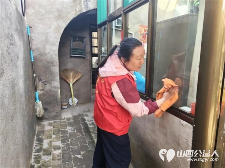 介休市敬老协会孝善行之敬老爱老助老活动----志愿者走进张兰镇张村入户探访81岁张升雨老人家为老人擦玻璃打扫室内外卫生刷洗锅碗瓢盆做饭包饺子 - 第6张