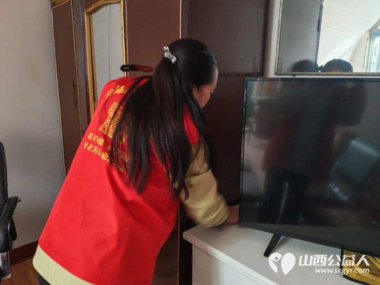 介休市敬老协会孝善行之敬老爱老助老活动----志愿者走进张兰镇张村入户探访81岁张升雨老人家为老人擦玻璃打扫室内外卫生刷洗锅碗瓢盆做饭包饺子 - 第12张
