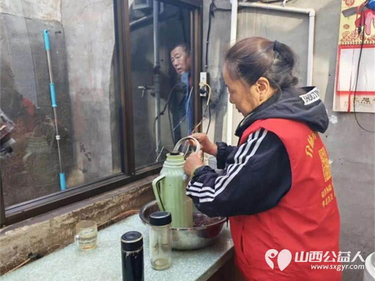 介休市敬老协会孝善行之敬老爱老助老活动----志愿者走进张兰镇张村入户探访81岁张升雨老人家为老人擦玻璃打扫室内外卫生刷洗锅碗瓢盆做饭包饺子 - 第11张