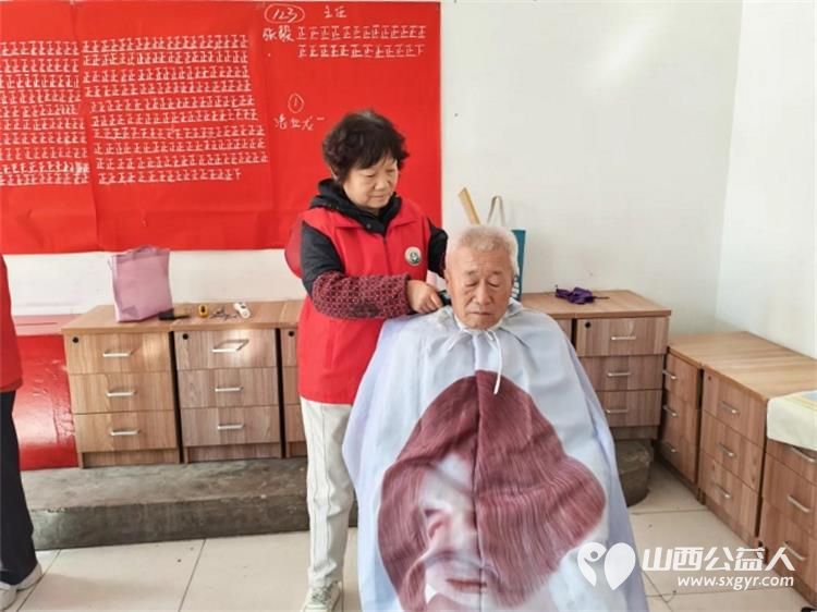 介休市敬老协会孝善行之敬老爱老助老活动----志愿者走进张兰镇张村为老人提供爱心理发体检等服务传递温情与善意让尊老敬老之风尚蔚然成风 - 第7张
