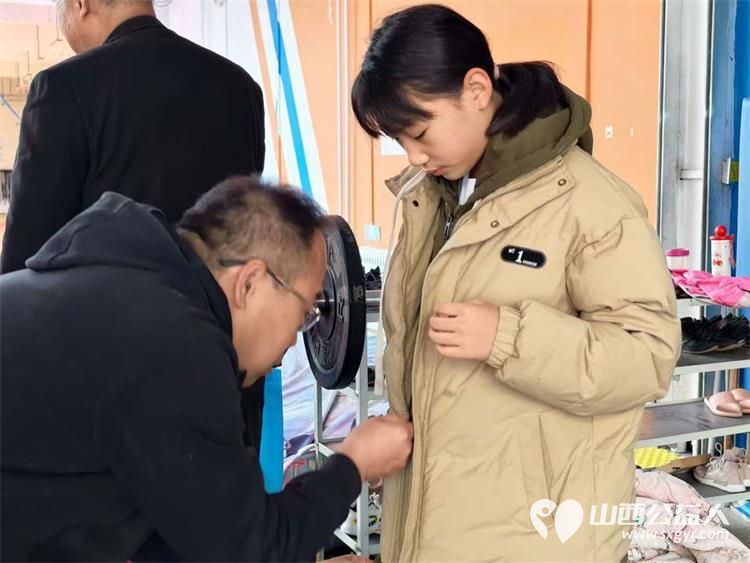 跨龄传温暖跨域献大爱----太原市烛光志愿服务中心对生活困难的困境儿童群体心系孩子冷暖情牵孩童成长筹备了厚实的防寒衣物实用的保温杯以及齐全的洗漱生活用品为孩子们筑牢温暖的过冬防线 - 第2张 - 山西公益人 跨龄传温暖跨域献大爱----太原市烛光志愿服务中心对生活困难的困境儿童群体心系孩子冷暖情牵孩童成长筹备了厚实的防寒衣物实用的保温杯以及齐全的洗漱生活用品为孩子们筑牢温暖的过冬防线 - 第2张