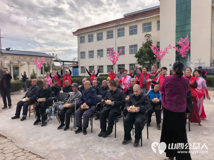 重阳敬老情暖夕阳----长治市圆梦公益协会组织二十名爱心志愿者来到屯留区渔泽镇第二养老服务中心开展公益慰问活动用暖心陪伴精彩文艺节目与爱心物资为院内老人们送上节日的祝福 - 第29张