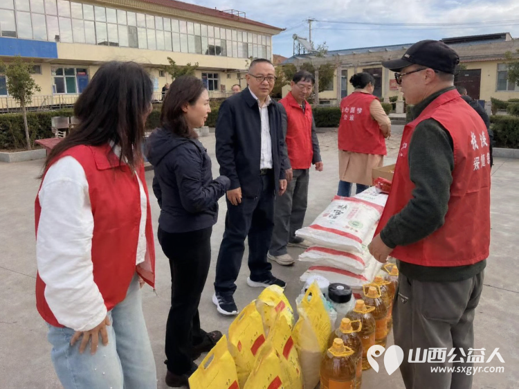 重阳敬老情暖夕阳----长治市圆梦公益协会组织二十名爱心志愿者来到屯留区渔泽镇第二养老服务中心开展公益慰问活动用暖心陪伴精彩文艺节目与爱心物资为院内老人们送上节日的祝福 - 第21张