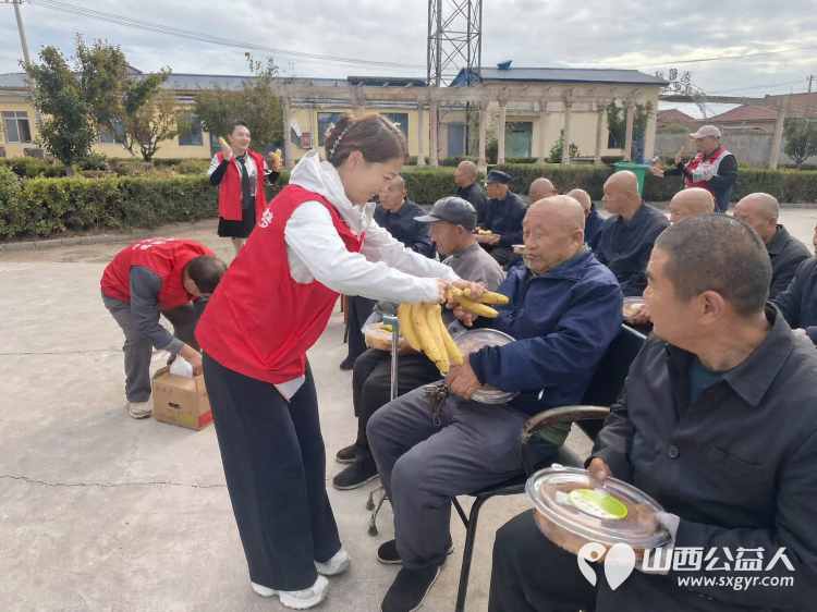 重阳敬老情暖夕阳----长治市圆梦公益协会组织二十名爱心志愿者来到屯留区渔泽镇第二养老服务中心开展公益慰问活动用暖心陪伴精彩文艺节目与爱心物资为院内老人们送上节日的祝福 - 第27张