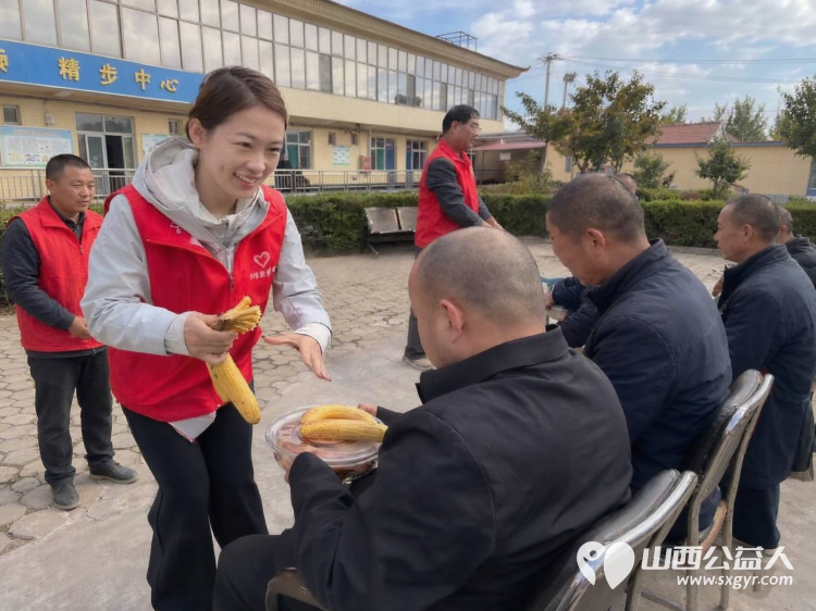 重阳敬老情暖夕阳----长治市圆梦公益协会组织二十名爱心志愿者来到屯留区渔泽镇第二养老服务中心开展公益慰问活动用暖心陪伴精彩文艺节目与爱心物资为院内老人们送上节日的祝福 - 第26张