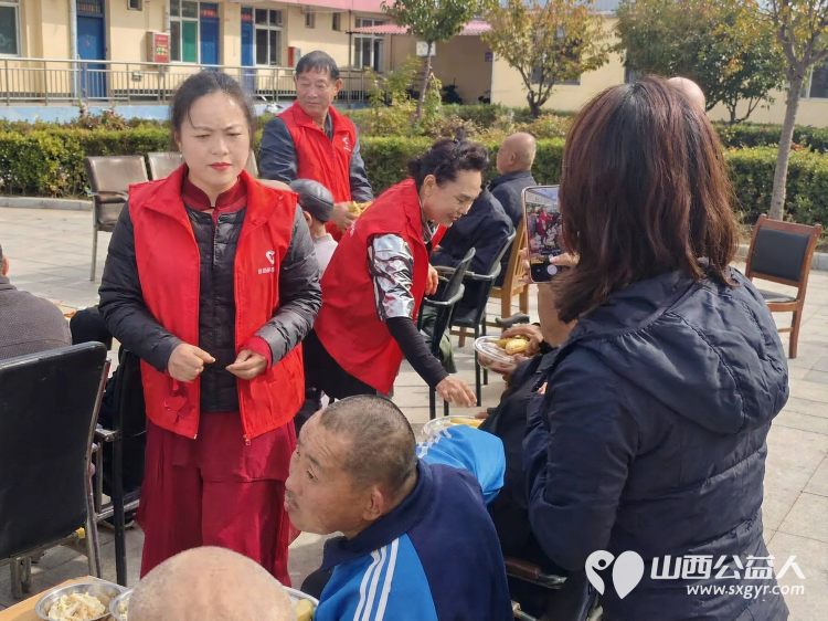 重阳敬老情暖夕阳----长治市圆梦公益协会组织二十名爱心志愿者来到屯留区渔泽镇第二养老服务中心开展公益慰问活动用暖心陪伴精彩文艺节目与爱心物资为院内老人们送上节日的祝福 - 第5张