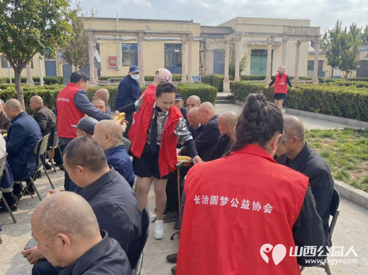 重阳敬老情暖夕阳----长治市圆梦公益协会组织二十名爱心志愿者来到屯留区渔泽镇第二养老服务中心开展公益慰问活动用暖心陪伴精彩文艺节目与爱心物资为院内老人们送上节日的祝福 - 第24张