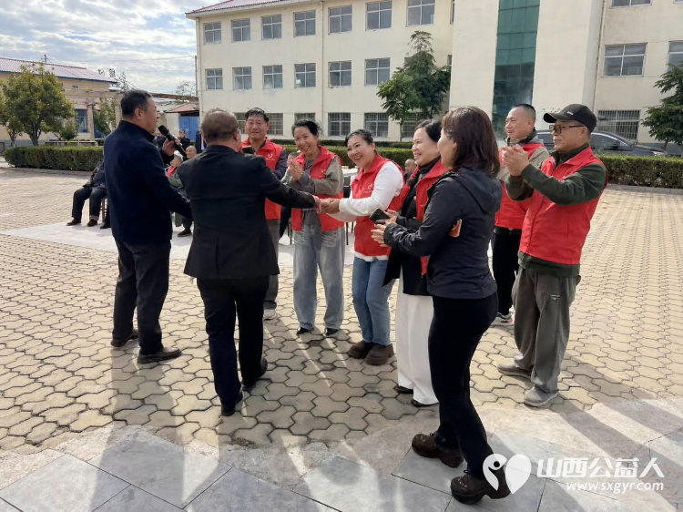 重阳敬老情暖夕阳----长治市圆梦公益协会组织二十名爱心志愿者来到屯留区渔泽镇第二养老服务中心开展公益慰问活动用暖心陪伴精彩文艺节目与爱心物资为院内老人们送上节日的祝福 - 第25张