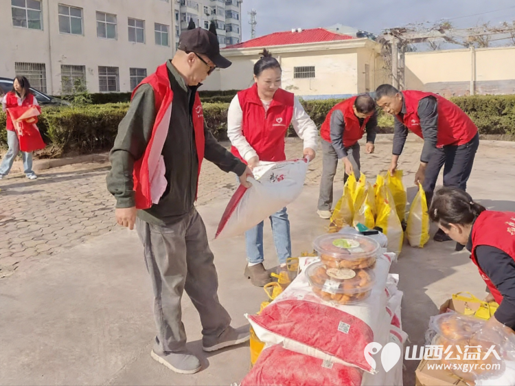 重阳敬老情暖夕阳----长治市圆梦公益协会组织二十名爱心志愿者来到屯留区渔泽镇第二养老服务中心开展公益慰问活动用暖心陪伴精彩文艺节目与爱心物资为院内老人们送上节日的祝福 - 第18张