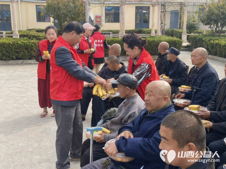 重阳敬老情暖夕阳----长治市圆梦公益协会组织二十名爱心志愿者来到屯留区渔泽镇第二养老服务中心开展公益慰问活动用暖心陪伴精彩文艺节目与爱心物资为院内老人们送上节日的祝福 - 第6张