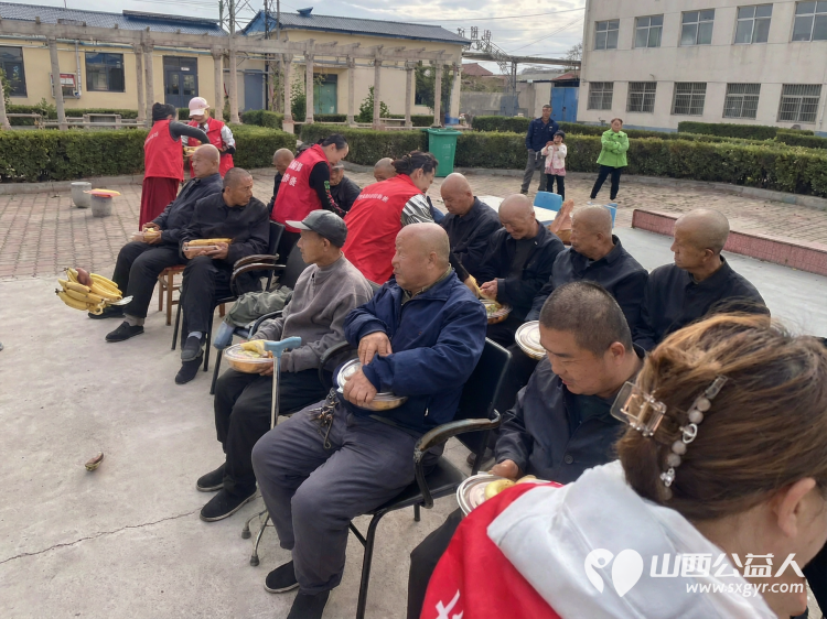 重阳敬老情暖夕阳----长治市圆梦公益协会组织二十名爱心志愿者来到屯留区渔泽镇第二养老服务中心开展公益慰问活动用暖心陪伴精彩文艺节目与爱心物资为院内老人们送上节日的祝福 - 第23张