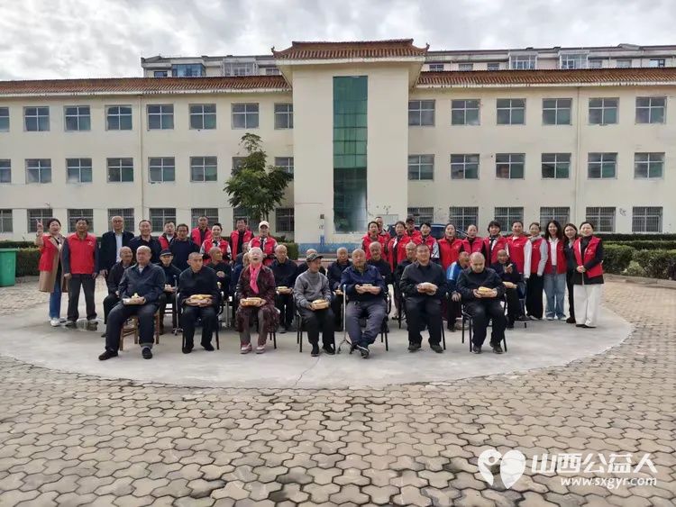 重阳敬老情暖夕阳----长治市圆梦公益协会组织二十名爱心志愿者来到屯留区渔泽镇第二养老服务中心开展公益慰问活动用暖心陪伴精彩文艺节目与爱心物资为院内老人们送上节日的祝福 - 第2张