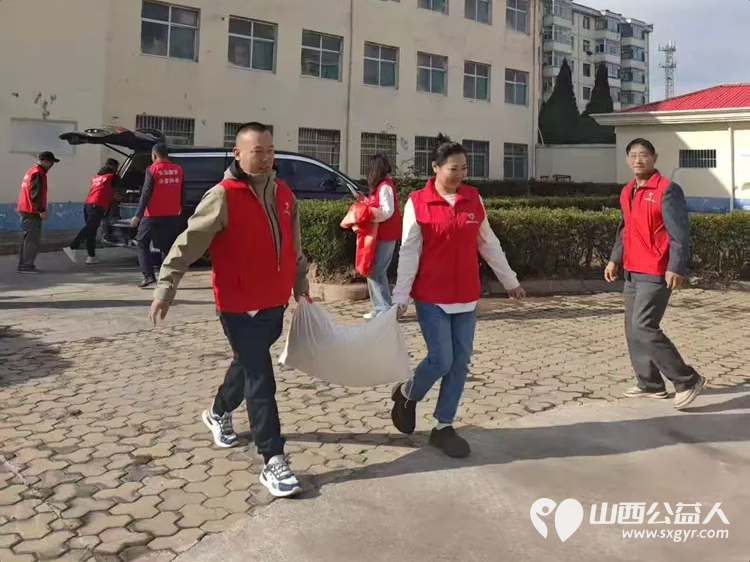 重阳敬老情暖夕阳----长治市圆梦公益协会组织二十名爱心志愿者来到屯留区渔泽镇第二养老服务中心开展公益慰问活动用暖心陪伴精彩文艺节目与爱心物资为院内老人们送上节日的祝福 - 第19张