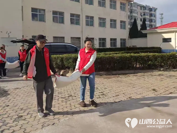 重阳敬老情暖夕阳----长治市圆梦公益协会组织二十名爱心志愿者来到屯留区渔泽镇第二养老服务中心开展公益慰问活动用暖心陪伴精彩文艺节目与爱心物资为院内老人们送上节日的祝福 - 第17张