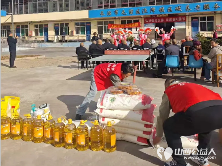 重阳敬老情暖夕阳----长治市圆梦公益协会组织二十名爱心志愿者来到屯留区渔泽镇第二养老服务中心开展公益慰问活动用暖心陪伴精彩文艺节目与爱心物资为院内老人们送上节日的祝福 - 第4张