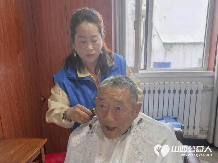 情暖重阳爱满东篱----长治市小雨点公益志愿者协会走进东篱养老院开展敬老活动以义务理发文艺演出物资慰问等方式为院内老人送去节日的陪伴与温暖 - 第4张