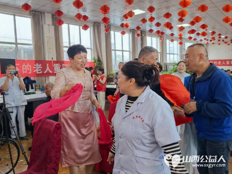 情暖重阳爱满东篱----长治市小雨点公益志愿者协会走进东篱养老院开展敬老活动以义务理发文艺演出物资慰问等方式为院内老人送去节日的陪伴与温暖 - 第10张