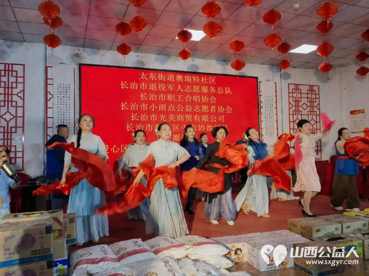情暖重阳爱满东篱----长治市小雨点公益志愿者协会走进东篱养老院开展敬老活动以义务理发文艺演出物资慰问等方式为院内老人送去节日的陪伴与温暖 - 第12张