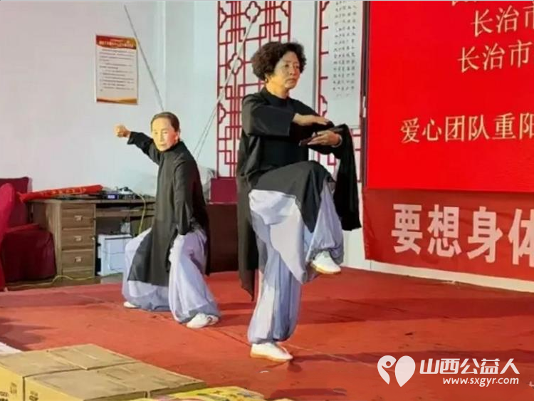 情暖重阳爱满东篱----长治市小雨点公益志愿者协会走进东篱养老院开展敬老活动以义务理发文艺演出物资慰问等方式为院内老人送去节日的陪伴与温暖 - 第11张