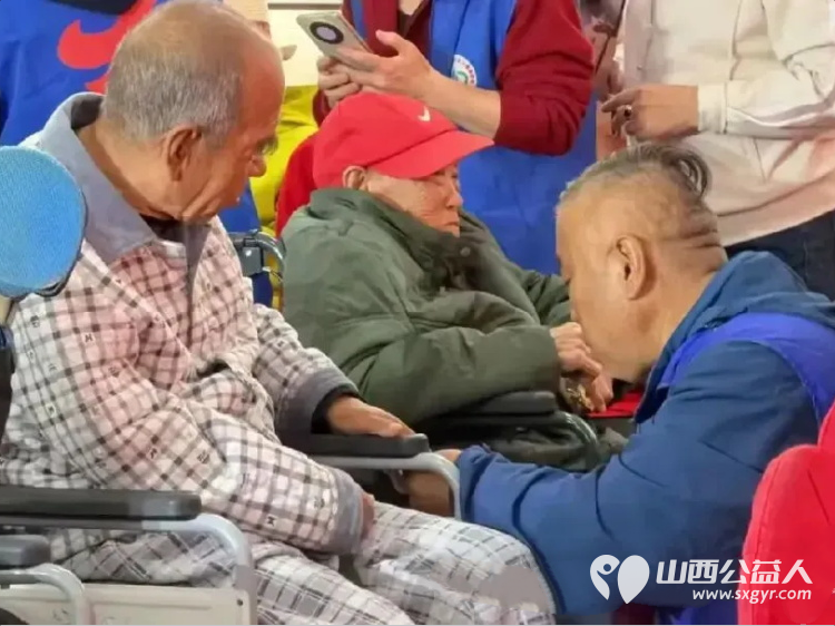 情暖重阳爱满东篱----长治市小雨点公益志愿者协会走进东篱养老院开展敬老活动以义务理发文艺演出物资慰问等方式为院内老人送去节日的陪伴与温暖 - 第16张