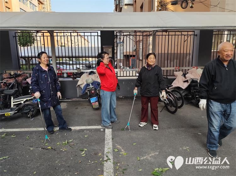 太原市菜园苑区志愿者携手迎泽区南内环二社区开展了楼前杂草集中清理志愿服务行动对楼前绿化带的杂草进行拉网式清理小区人居环境得到明显改善 - 第19张 - 山西公益人 太原市菜园苑区志愿者携手迎泽区南内环二社区开展了楼前杂草集中清理志愿服务行动对楼前绿化带的杂草进行拉网式清理小区人居环境得到明显改善 - 第19张