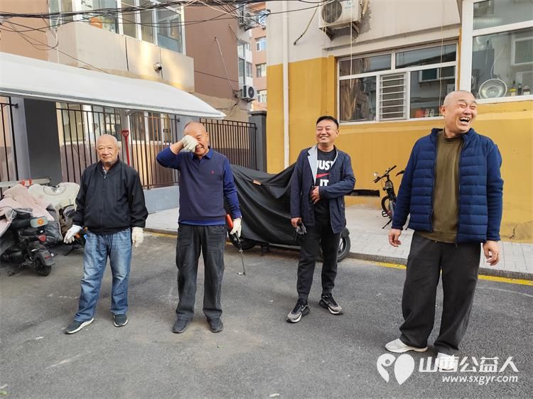 太原市菜园苑区志愿者携手迎泽区南内环二社区开展了楼前杂草集中清理志愿服务行动对楼前绿化带的杂草进行拉网式清理小区人居环境得到明显改善 - 第1张 - 山西公益人 太原市菜园苑区志愿者携手迎泽区南内环二社区开展了楼前杂草集中清理志愿服务行动对楼前绿化带的杂草进行拉网式清理小区人居环境得到明显改善 - 第1张
