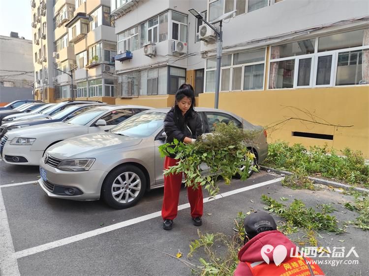 太原市菜园苑区志愿者携手迎泽区南内环二社区开展了楼前杂草集中清理志愿服务行动对楼前绿化带的杂草进行拉网式清理小区人居环境得到明显改善 - 第24张 - 山西公益人 太原市菜园苑区志愿者携手迎泽区南内环二社区开展了楼前杂草集中清理志愿服务行动对楼前绿化带的杂草进行拉网式清理小区人居环境得到明显改善 - 第24张