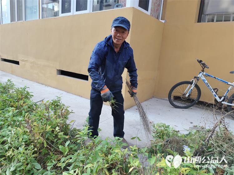太原市菜园苑区志愿者携手迎泽区南内环二社区开展了楼前杂草集中清理志愿服务行动对楼前绿化带的杂草进行拉网式清理小区人居环境得到明显改善 - 第17张 - 山西公益人 太原市菜园苑区志愿者携手迎泽区南内环二社区开展了楼前杂草集中清理志愿服务行动对楼前绿化带的杂草进行拉网式清理小区人居环境得到明显改善 - 第17张