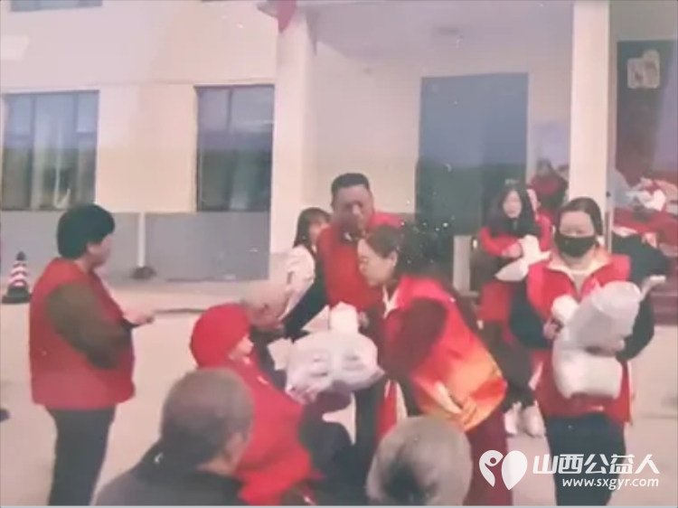 情暖金秋重阳爱暖最美夕阳----长治市善泽留守儿童困境救助协会在屯留区养老院举行重阳节文艺汇演将准备好的保暖毛毯重阳节专属纪念品逐一送到每一位老人手中 - 第3张