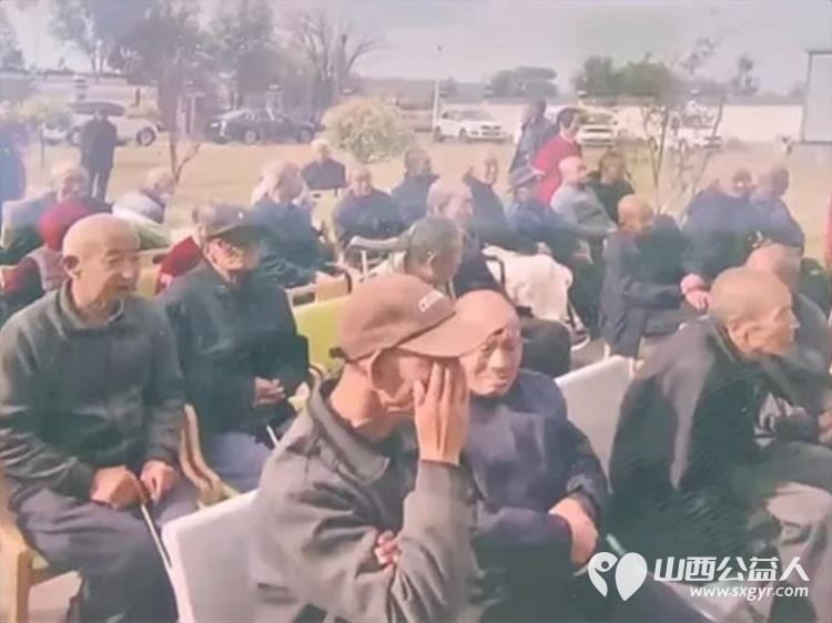 情暖金秋重阳爱暖最美夕阳----长治市善泽留守儿童困境救助协会在屯留区养老院举行重阳节文艺汇演将准备好的保暖毛毯重阳节专属纪念品逐一送到每一位老人手中 - 第4张
