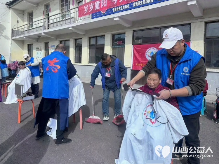 俯身为善天地宽----长治市小雨点公益志愿者协会在潞州区堠北庄街道杨暴村给大家义务理发也祝所有老人们重阳节快乐 - 第10张