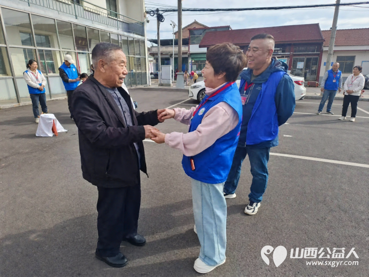 俯身为善天地宽----长治市小雨点公益志愿者协会在潞州区堠北庄街道杨暴村给大家义务理发也祝所有老人们重阳节快乐 - 第14张