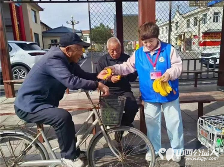 俯身为善天地宽----长治市小雨点公益志愿者协会在潞州区堠北庄街道杨暴村给大家义务理发也祝所有老人们重阳节快乐 - 第15张